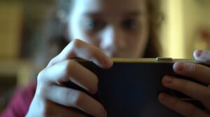 criancas-com-celular-antes-dos-13-anos-tem-mais-risco-de-depressao-e-baixa-autoestima,-aponta-estudo