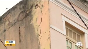 predio-historico-no-centro-de-maceio,-datado-de-1928,-apresenta-rachadura-e-passa-por-vistoria-da-defesa-civil