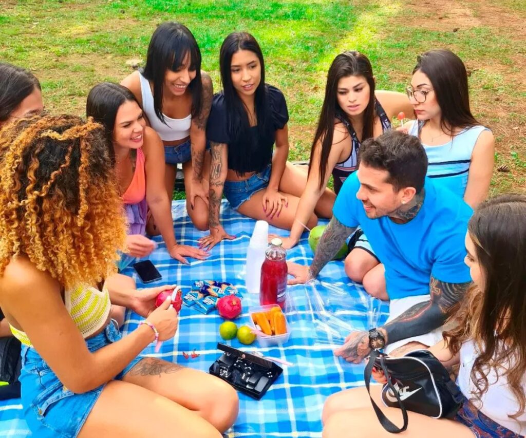 existe-traicao-no-poliamor?-crise-de-influencer-intriga-seguidores;-veja-o-que-dizem-especialistas-e-adeptos
