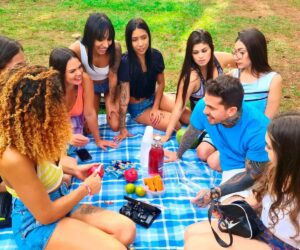 existe-traicao-no-poliamor?-crise-de-influencer-intriga-seguidores;-veja-o-que-dizem-especialistas-e-adeptos