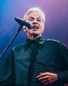 caetano-veloso-espreita-a-longevidade-familiar-ao-festejar-83-anos,-em-cena,-alinhado-com-a-nova-era-dos-festivais