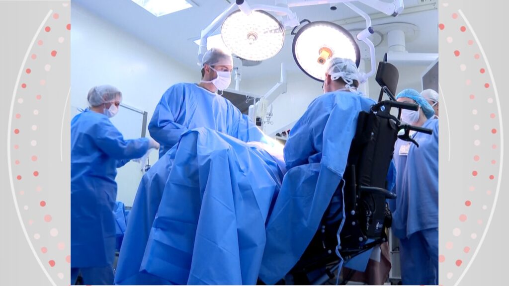 tres-anos-depois-de-ficar-paraplegico,-medico-volta-a-fazer-cirurgias-com-ajuda-de-cadeira-de-rodas-adaptada-em-curitiba:-‘parecia-impossivel’