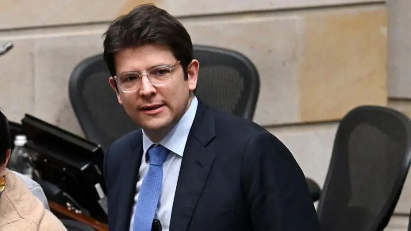 quem-e-o-jovem-e-popular-senador-de-oposicao-morto-2-meses-apos-ser-baleado-em-ato-de-campanha-a-presidencia-da-colombia