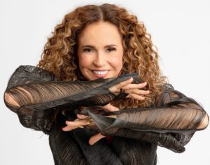 daniela-mercury-reforca-os-lacos-de-40-anos-com-cancioneiro-lapidar-de-chico-buarque-no-inedito-show-‘uma-chica’
