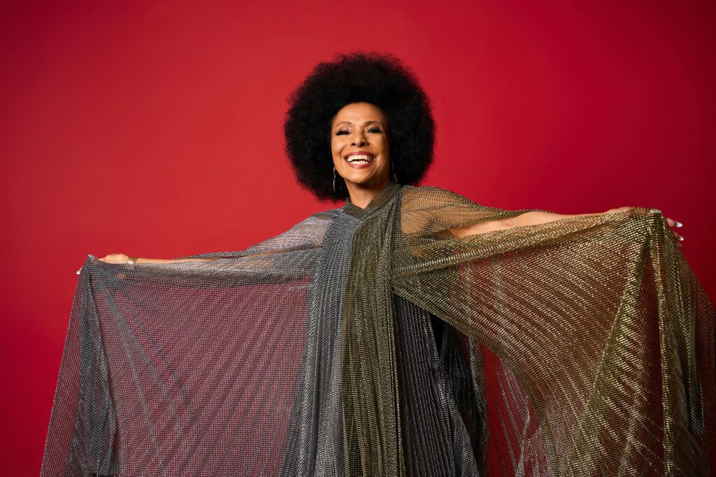eliana-pittman-chega-aos-80-anos-com-as-flores-em-vida-e-com-autobiografia-e-album-ao-vivo-de-tom-jazzistico-a-vista