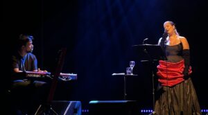 alice-caymmi-se-ilumina-e-se-eleva-(ate-quando-cai)-ao-espalhar-o-‘rastro-de-luz’-da-tia-nana-na-volta-de-show-ao-rio