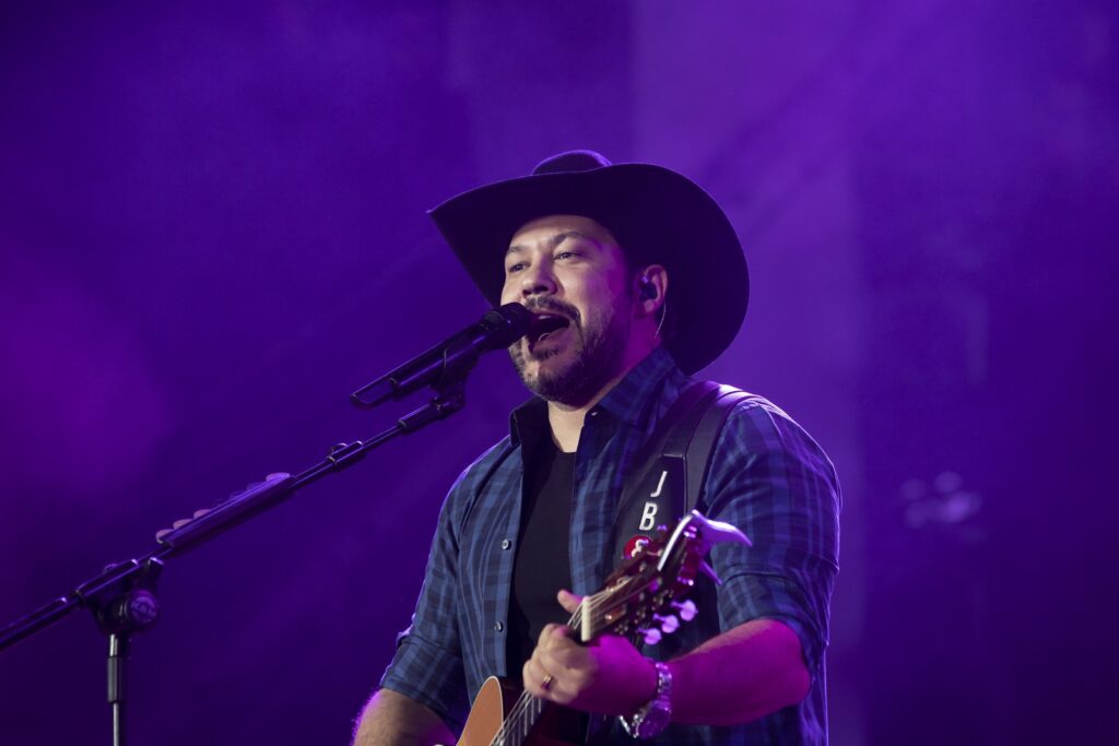 ‘fuscao-preto’,-‘chora-me-liga’,-‘nuvem-de-lagrimas’…-saiba-qual-hit-sertanejo-bombou-no-ano-em-que-voce-nasceu