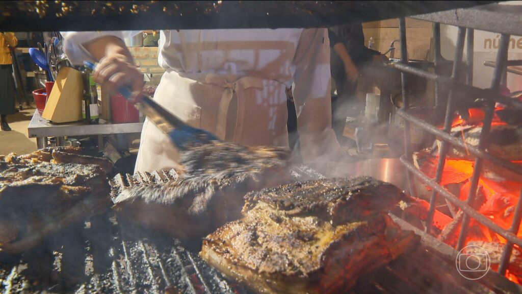 cozinha-afetiva,-chefs-internacionais-e-receitas-tradicionais-atraem-visitantes-e-prometem-experiencias-unicas-em-festival-de-comida-mineira