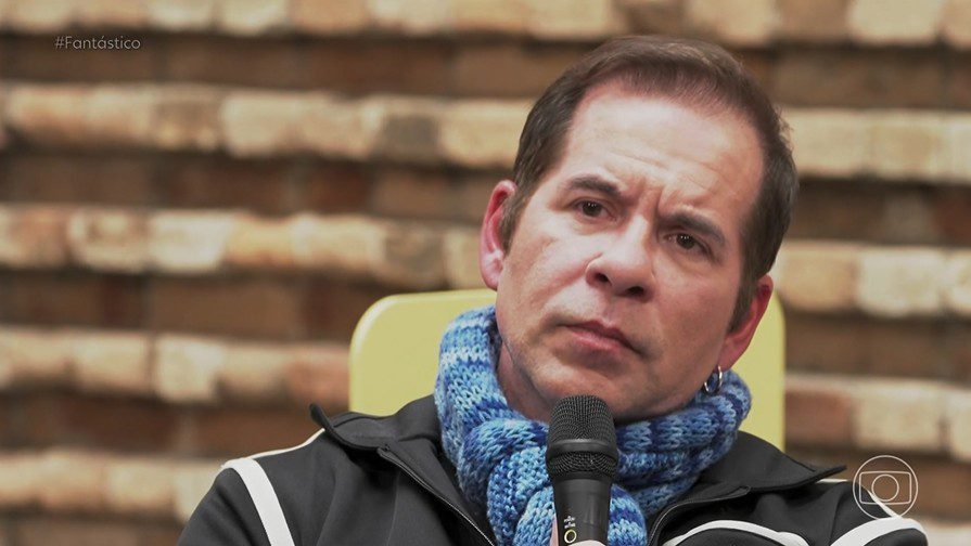 leandro-hassum-chora-ao-contar-da-prisao-do-pai-por-envolvimento-com-a-mafia-italiana:-‘foi-um-corte-na-minha-vida’