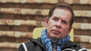 leandro-hassum-chora-ao-contar-da-prisao-do-pai-por-envolvimento-com-a-mafia-italiana:-‘foi-um-corte-na-minha-vida’