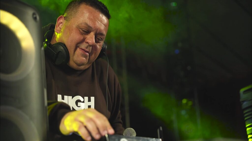 dj-gaucho-chega-ao-the-town-com-hino-do-rs-apos-perder-tudo-na-enchente:-‘estou-levando-a-nossa-historia’,-diz