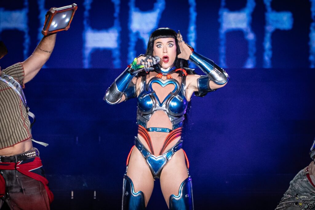 the-town-2025-tem-ultimo-dia-com-‘pop-farofa’,-joelma-empolgante-e-katy-perry-acrobatica-e-futurista