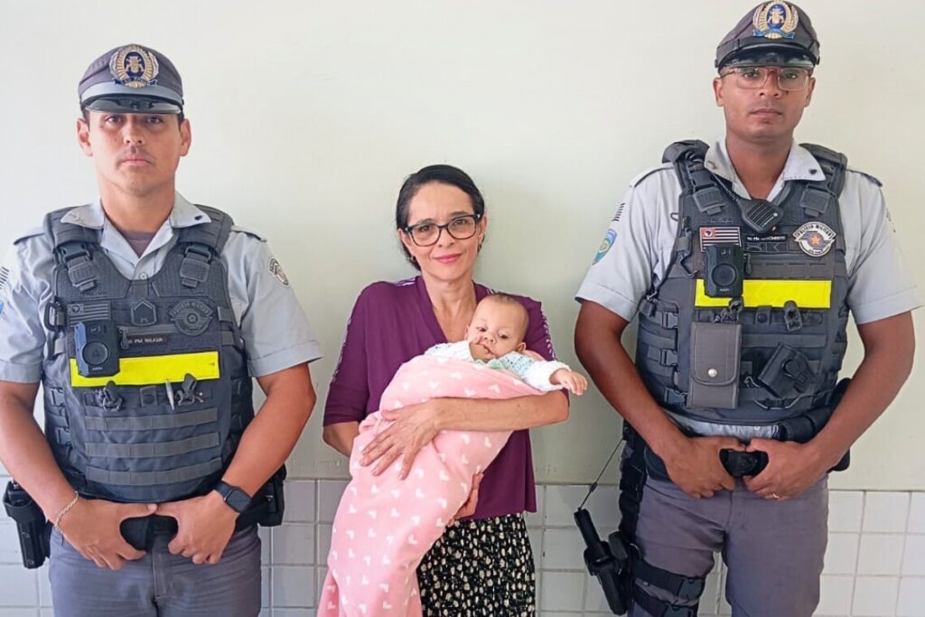 mae-dirigia-com-gemeas-quando-uma-bebe-parou-de-respirar;-policiais-salvaram-crianca-em-via-expressa-de-sp