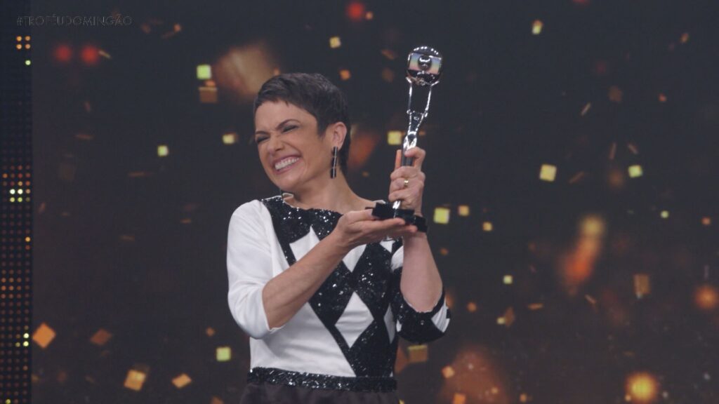 quem-e-o-jovem-com-deficiencia-intelectual-complexa-que-desenhou-vestido-que-sandra-annenberg-usou-em-premiacao-no-domingao