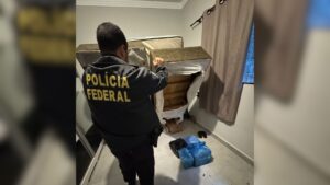 traficantes-esconderam-mais-de-r$-5-milhoes-debaixo-de-colchao-e-em-compartimentos-secretos-de-carros-em-mg