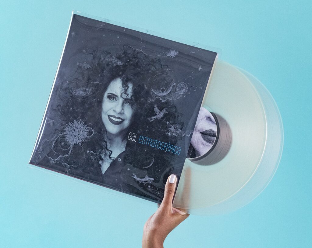 os-80-anos-de-gal-costa-motivam-tres-edicoes-digitais-e-(outro)-lp-do-album-‘estratosferica’,-com-efeitos-na-capa