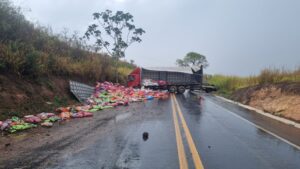 em-apenas-10-minutos,-chuva-causa-tres-acidentes-em-trechos-diferentes-da-br-365-em-patos-de-minas