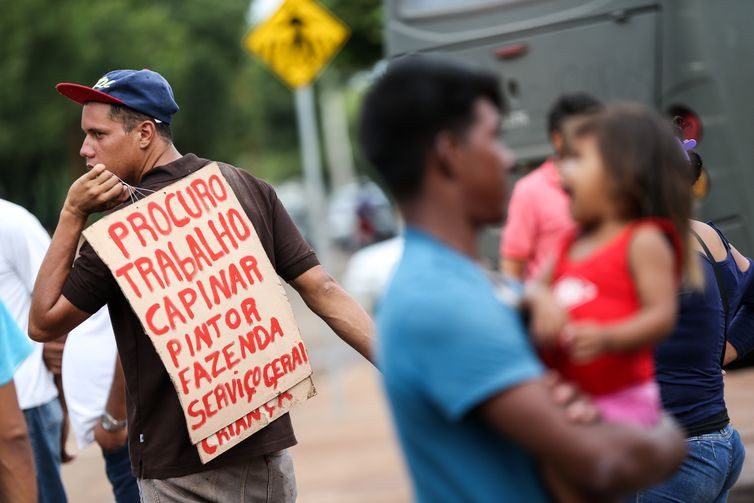 mil-curriculos-enviados,-qualificado-e-desempregado:-por-que-milhoes-seguem-fora-do-mercado-ha-anos?