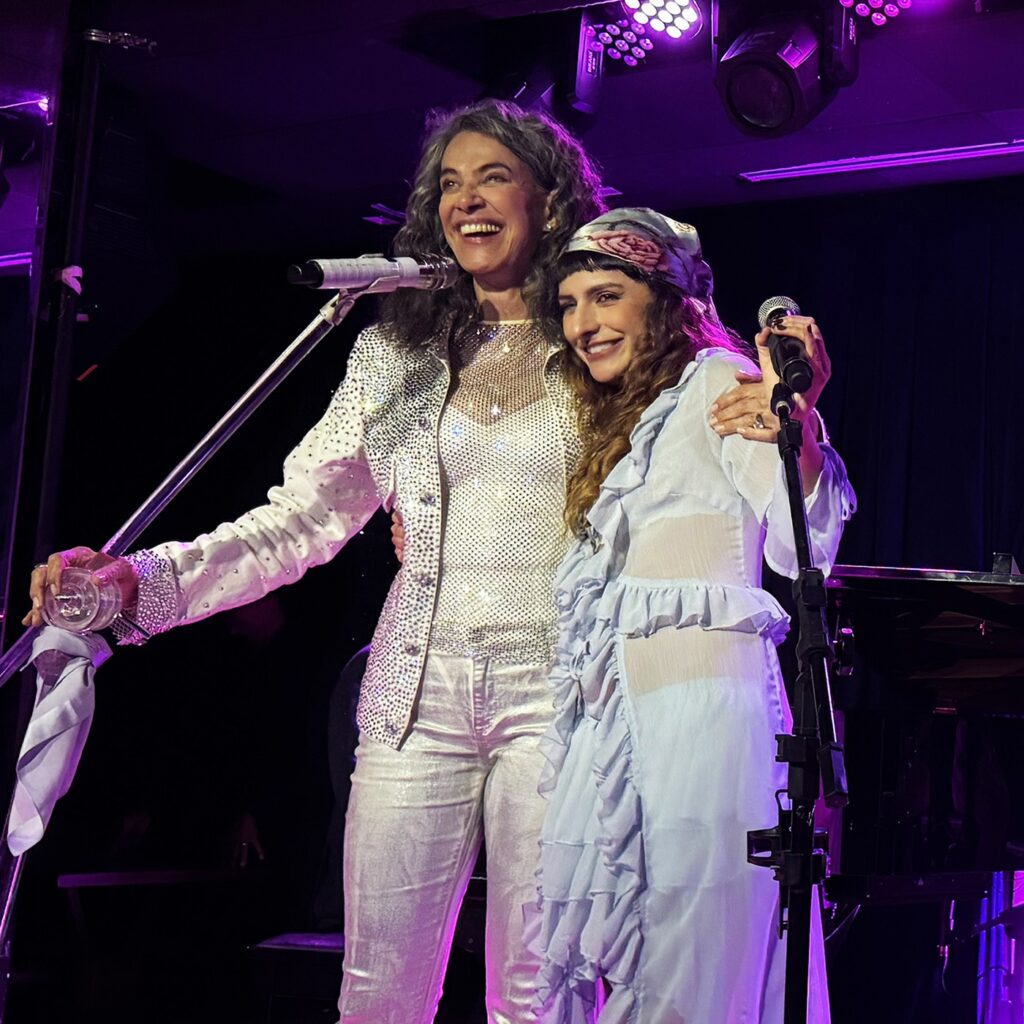 duda-brack-se-irmana-com-simone-no-rio-em-show-feliz-de-vozes,-violoes-e-harmonizacao-de-universos-musicais