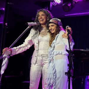duda-brack-se-irmana-com-simone-no-rio-em-show-feliz-de-vozes,-violoes-e-harmonizacao-de-universos-musicais