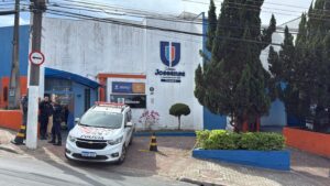 criminosos-armados-invadem-escola-particular,-rendem-funcionarios-e-fogem-apos-assalto-em-sao-jose