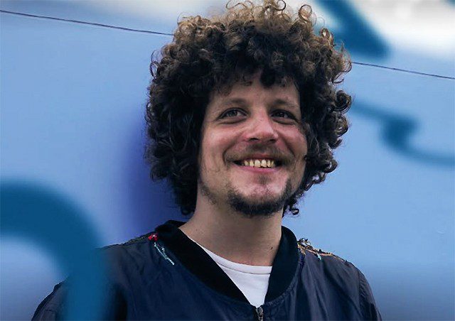 chico-chico-revisita-‘vila-do-sossego’-fundada-por-ze-ramalho-e-ja-habitada-por-cassia-eller,-mae-do-artista