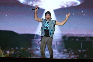 bruce-dickinson-compara-politicos-brasileiros-a-diabo-e-canta-musica-que-ficou-41-anos-sem-ser-tocada