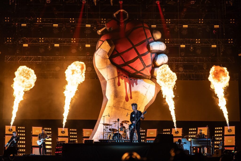 green-day-poe-the-town-no-bolso-em-show-catartico-que-critica-‘bastardos-fascistas’-e-traz-essencia-punk