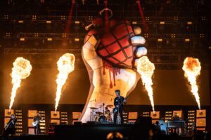 green-day-poe-the-town-no-bolso-em-show-catartico-que-critica-‘bastardos-fascistas’-e-traz-essencia-punk