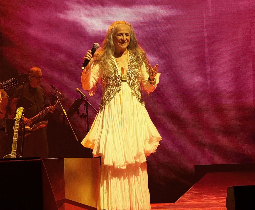 maria-bethania-se-perfila,-ao-retratar-a-‘patria-dos-exus’,-em-grande-samba-de-xande-de-pilares-e-paulo-cesar-feital