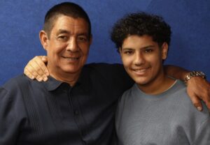 zeca-pagodinho-apresenta-o-samba-‘fe-e-esperanca’,-primeira-gravacao-feita-em-estudio-pelo-cantor-com-o-neto-noah