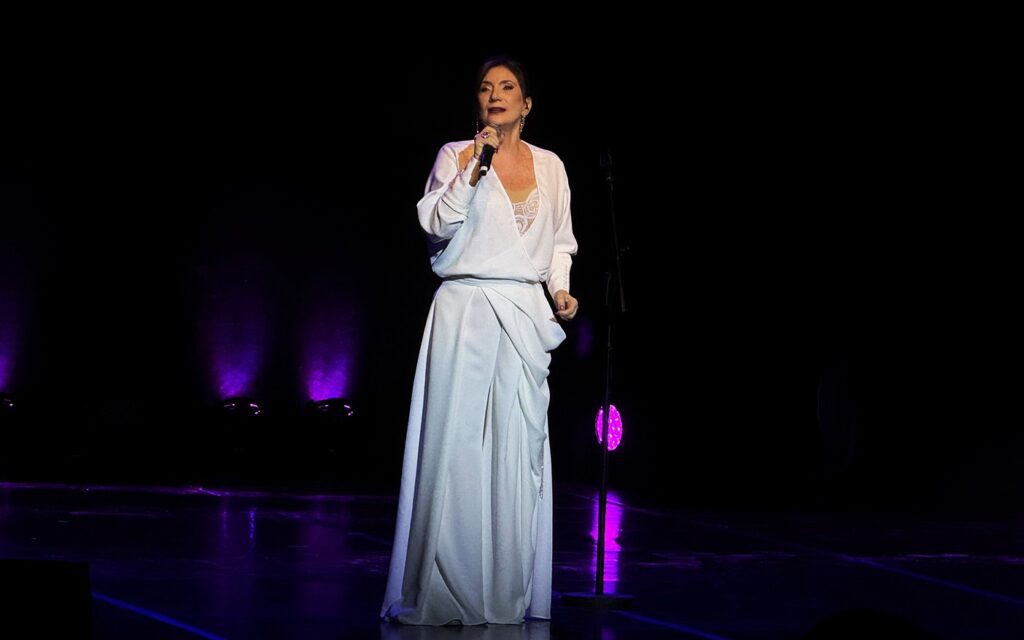 zizi-possi-sacia-sede-do-publico-do-rio-com-‘choro-das-aguas’,-recital-em-que-a-voz-paira-bela-sobre-todas-as-coisas