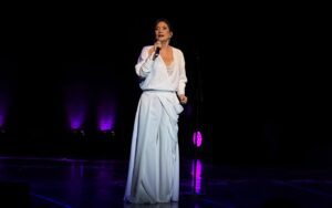 zizi-possi-sacia-sede-do-publico-do-rio-com-‘choro-das-aguas’,-recital-em-que-a-voz-paira-bela-sobre-todas-as-coisas