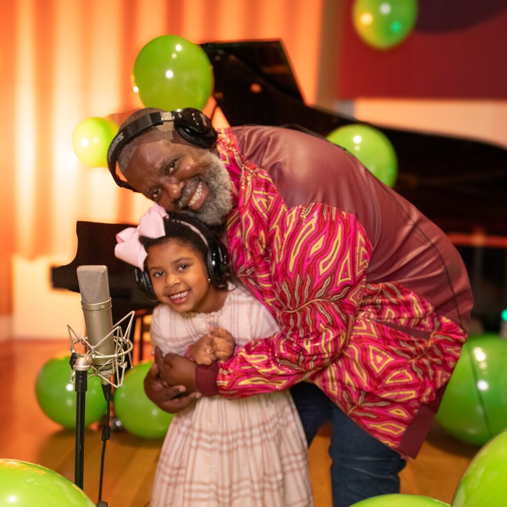 pericles-louva-nossa-senhora-com-padre-marcelo-rossi,-canta-pagode-com-ivete-sangalo-e-revive-tema-infantil-com-a-filha-maria-helena