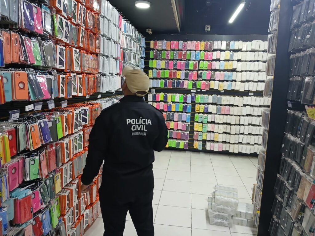 apple-identifica-comercializacao-de-produtos-fakes-da-marca-em-curitiba-e-policia-apreende-mais-de-16-mil-capinhas-falsificadas