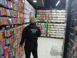 apple-identifica-comercializacao-de-produtos-fakes-da-marca-em-curitiba-e-policia-apreende-mais-de-16-mil-capinhas-falsificadas