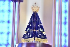 relatos-de-fe:-fieis-lotam-santuario-nacional-para-agradecer-e-pedir-intercessao-de-nossa-senhora