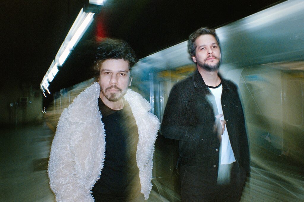 vanguart-tenta-voltar-para-o-trilho-inicial-em-‘estacao-liberdade’,-album-sobre-o-vaivem-existencial-do-trem-da-vida