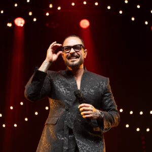 diogo-nogueira-arquiteta-espetaculo-com-orquestra,-bailarinos-e-convidados-para-comemorar-20-anos-de-carreira