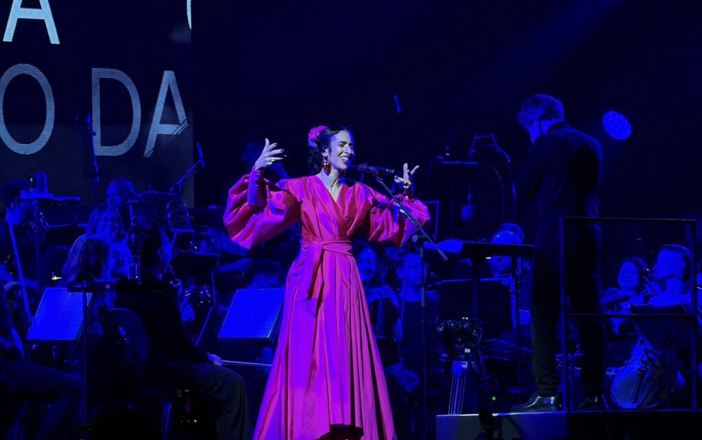 marisa-monte-saboreia-a-grandeza-e-a-permanencia-do-cancioneiro-autoral-na-radiante-sinfonia-pop-do-show-‘phonica’