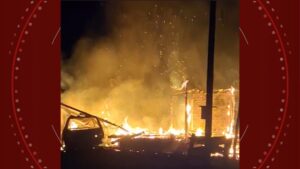 jovem-agride-o-pai-idoso-e-a-irma-adolescente,-e-ateia-fogo-na-casa-e-no-carro-da-familia-no-parana,-diz-policia