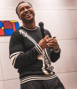 thiaguinho-da-acento-‘bem-black’-ao-pagode-em-gravacao-ao-vivo-de-album-audiovisual-em-clube-de-sao-paulo