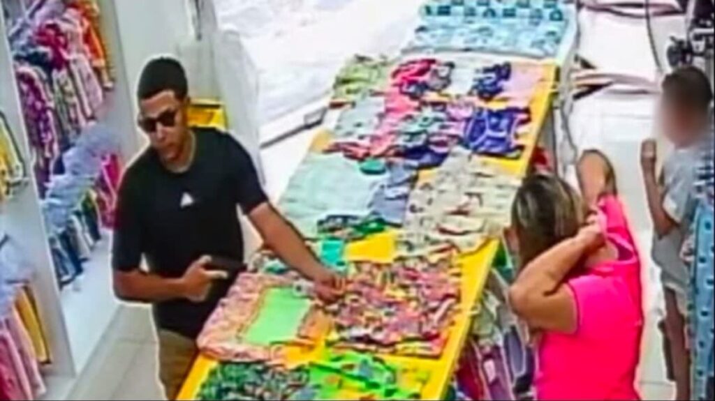 mulher-e-assaltada-a-mao-armada-dentro-de-loja-infantil-no-pechincha;-filha-de-7-anos-ficou-em-choque
