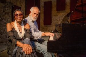 aurea-martins-e-cristovao-bastos-destilam-amores-e-magoas-a-meia-luz-na-atmosfera-intima-do-album-‘amizade’