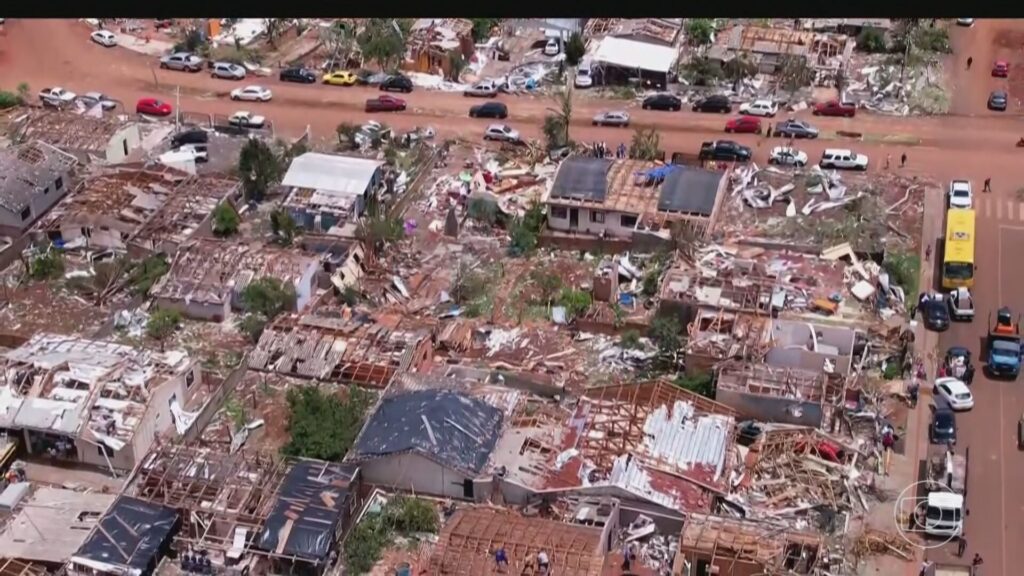 ‘em-1-minuto-acabou-tudo’:-moradores-relatam-desespero-apos-tornado-destruir-cidade-no-interior-do-parana