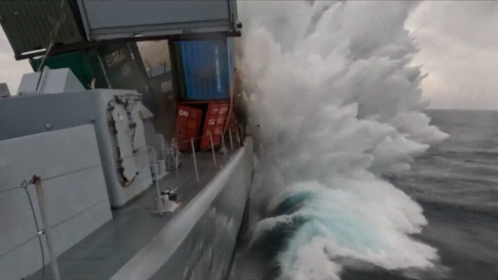 otan-exibe-poder-belico-explodindo-navio-com-torpedo-de-um-de-seus-submarinos-em-exercicio-militar;-video
