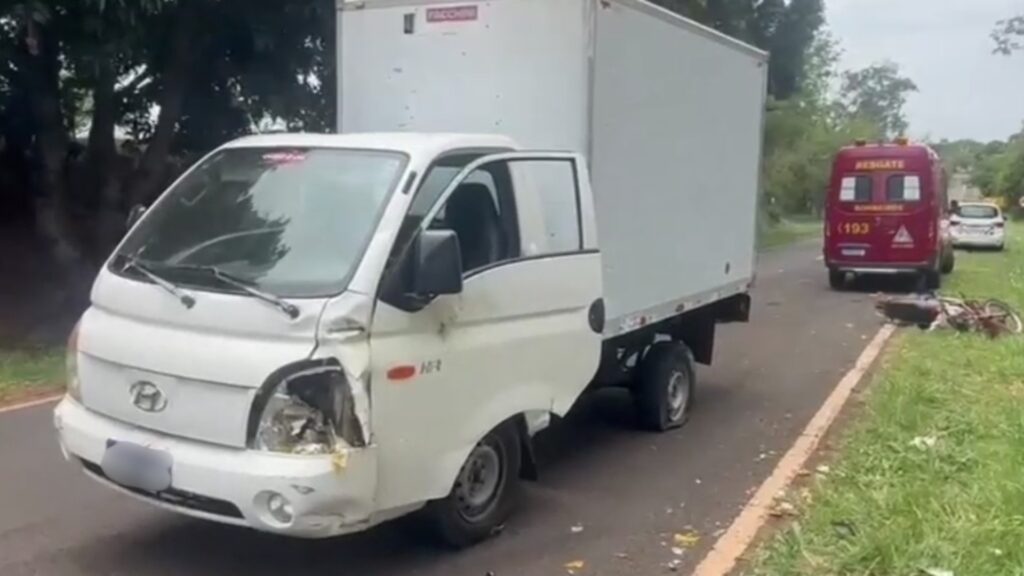 motociclista-fica-ferido-apos-caminhoneiro-desviar-de-carroca,-invadir-pista-contraria-e-causar-batida