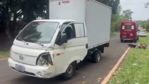 motociclista-fica-ferido-apos-caminhoneiro-desviar-de-carroca,-invadir-pista-contraria-e-causar-batida