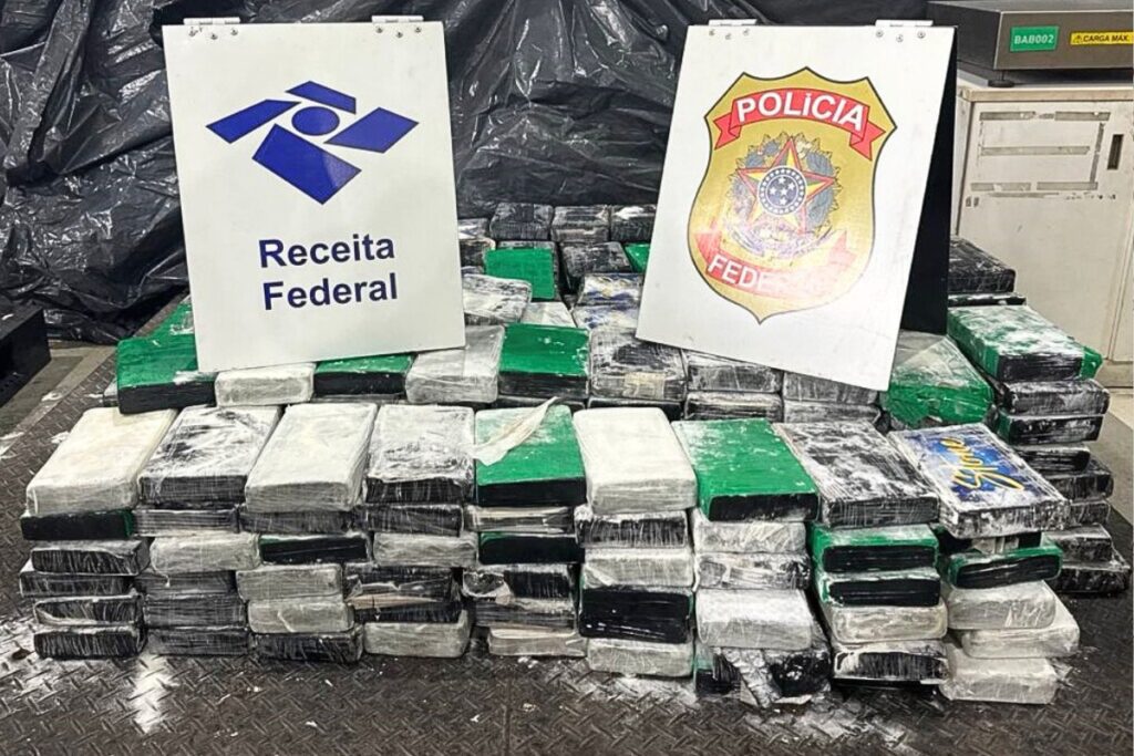cocaina-em-colageno:-receita-federal-intercepta-405-kg-no-porto-de-santos-com-ajuda-de-caes-farejadores