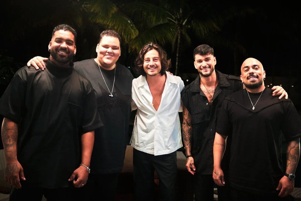 tudo-vira-pagode?-tiago-iorc-‘troca-like’-com-o-grupo-menos-e-mais-e-recicla-o-hit-‘amei-te-ver’-na-cadencia-do-samba